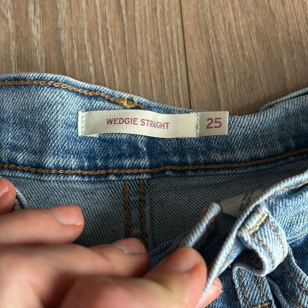 LEVIS WEDGIE STRAIGHT DISTRESSED KNEES HIGH RISE SIZE 25 - Picture 6 of 8